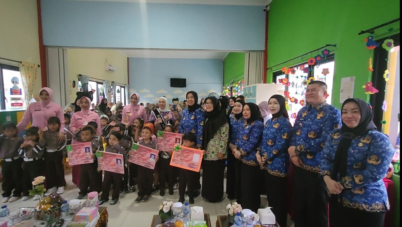 Pemberian Kartu Identitas Anak (KIA) oleh Bunda PAUD Kota Palembang Ibu Hj. Dewi Sastrani, S.Ag., kepada siswa PAUD Tk. Kemala Bhayangkari 1 Palembang